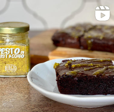 DARK CHOCOLATE BROWNIES WITH ‘PESTO DI PISTACCHIO’ TOPPING