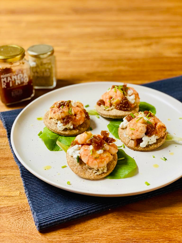 WHOLEGRAIN CRACKERS WITH GARLIC SPREAD, PRAWNS AND TANGERINE JAM (X 4 crackers)