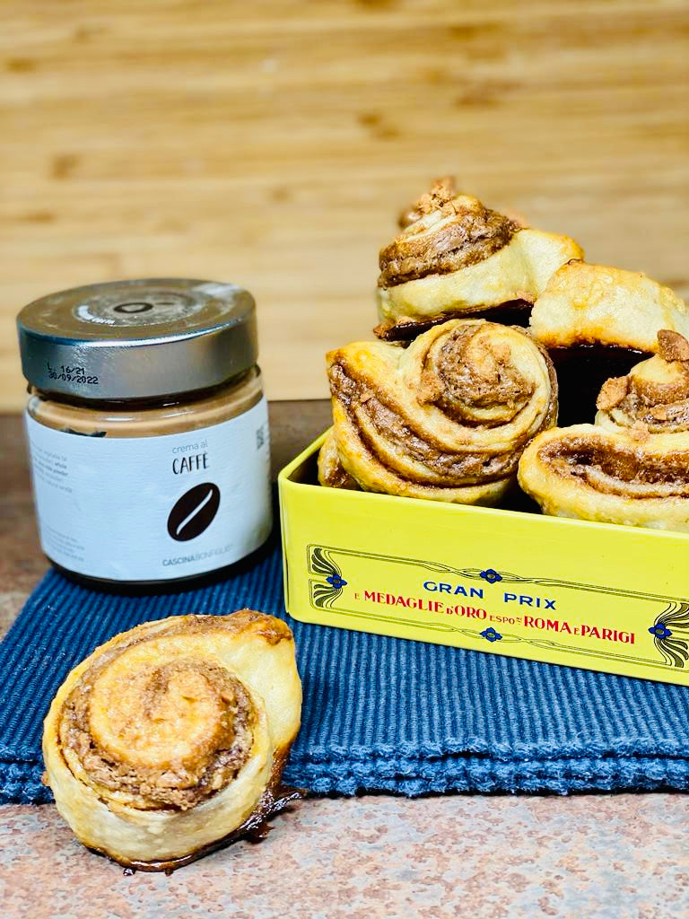 SWIRL MINI BRIOCHES FILLED WITH COFFEE SPREAD AND TOPPED WITH PEPERNOTEN CRUMBLE (10 pieces)