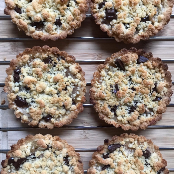PEAR AND CHOCOLATE LITTLE CRUMBLE PIES (X6/8)