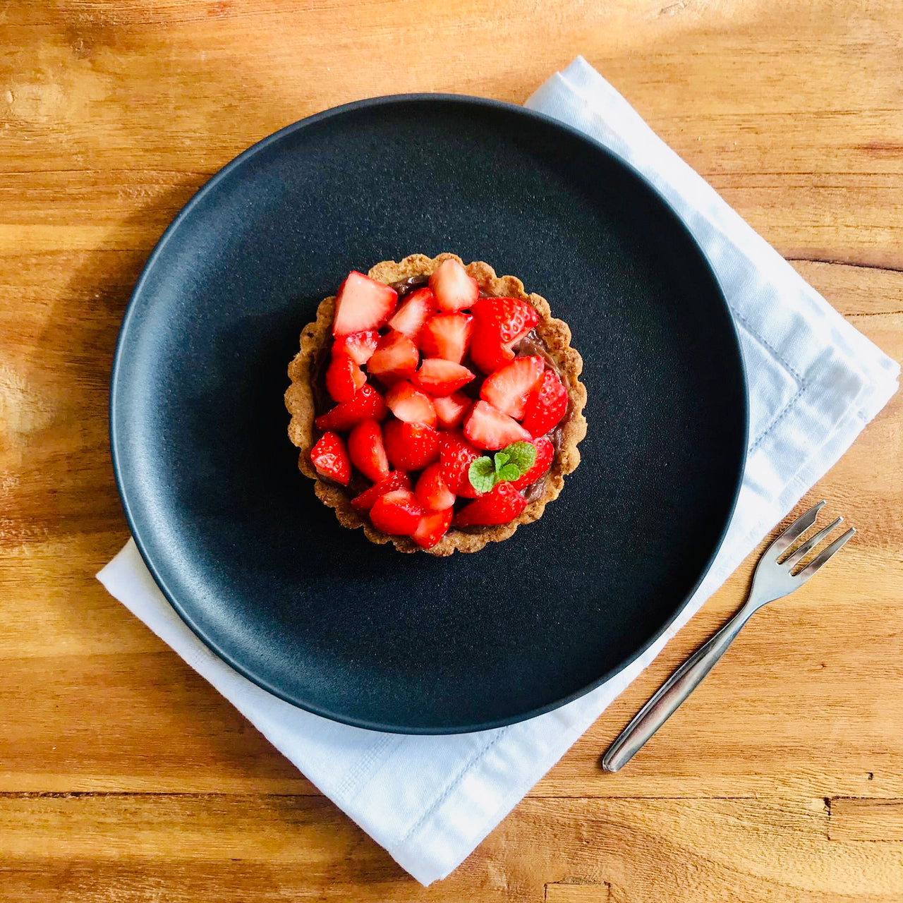 HAZELNUT LITTLE PIES WITH CHOCO FILLING AND FRESH STRAWBERRIES (X6)